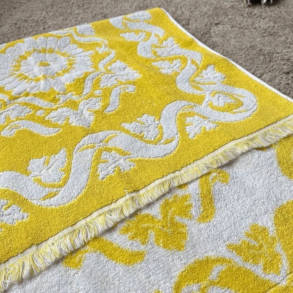 VTG St Mary’s Yellow White Medallion Terry Bath Towel Fringe 42x24 USA